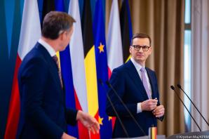 [VIDEO] Premier Mateusz Morawiecki: na polu walki dobra ze złem nie może być postaw neutralnych. Szef polskiego rządu spotkał się w Warszawie z premierem Królestwa Belgii Alexandrem de Croo