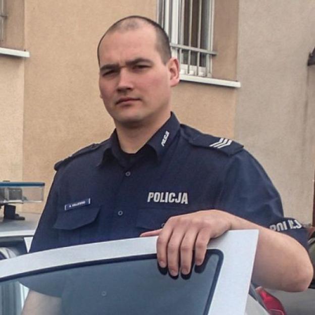 Mężczyzna zasłabł, a mieszkanie zalewała woda. Policjanci wyważyli drzwi i ruszyli na ratunek