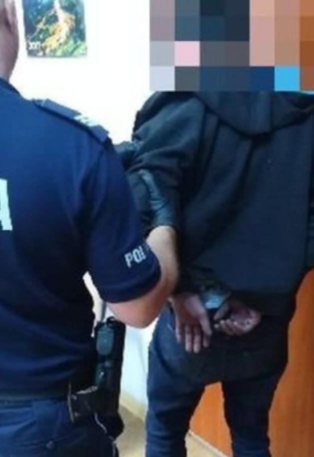 Dzielnicowi wynieśli z zadymionego pomieszczenia nieprzytomnego mężczyznę. Był poszukiwany