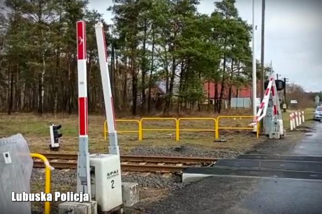 [VIDEO] Wjechał z impetem w opuszczone rogatki wyłamując je. Chwilę później nadjechał pociąg